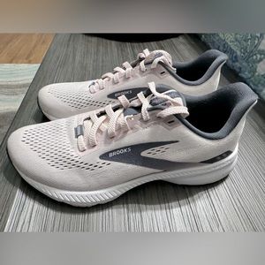 Womens Brooks Launch 8. Size 7.5M